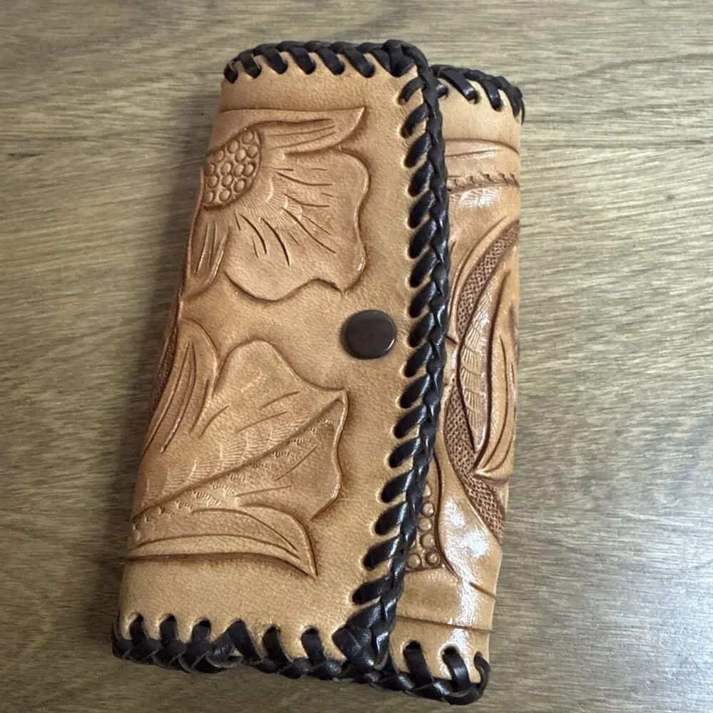 Vintage Tri-Fold Western Floral Hand Tooled Leather 6 Key Holder Snap Closure